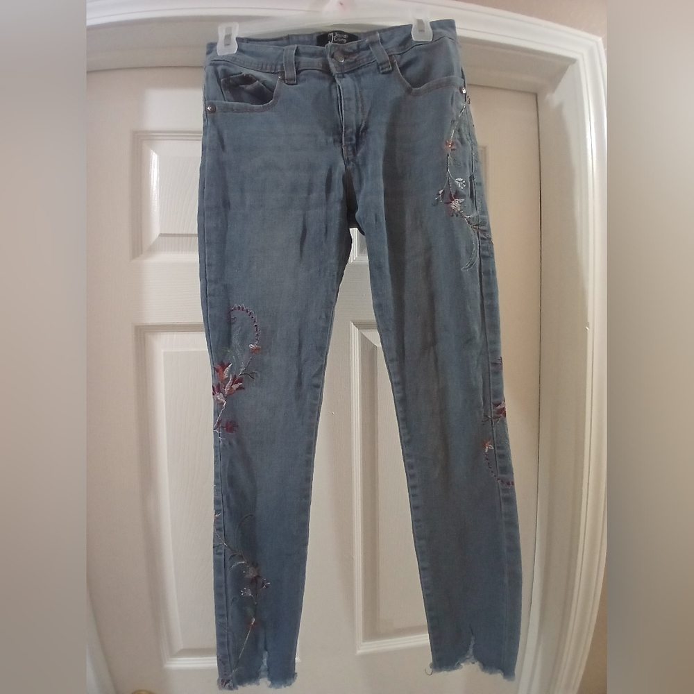 Women's Embroidered Blue Jeans